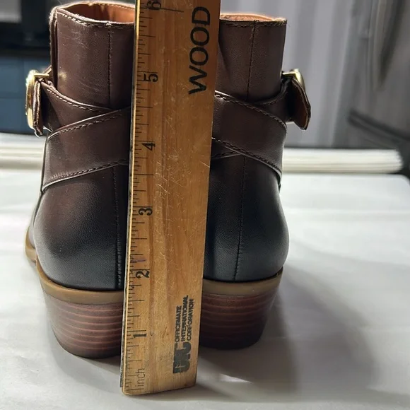 Coach Dylan Horse and Carriage bootie in walnut leather. Inner zipper. Size 5.5 - Picture 8 of 8